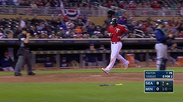 SEA@MIN: Vargas rips an RBI single up the middle