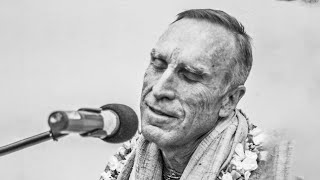 :    .  . . . Bada Haridas prabhu kirtan. Mayapur. India