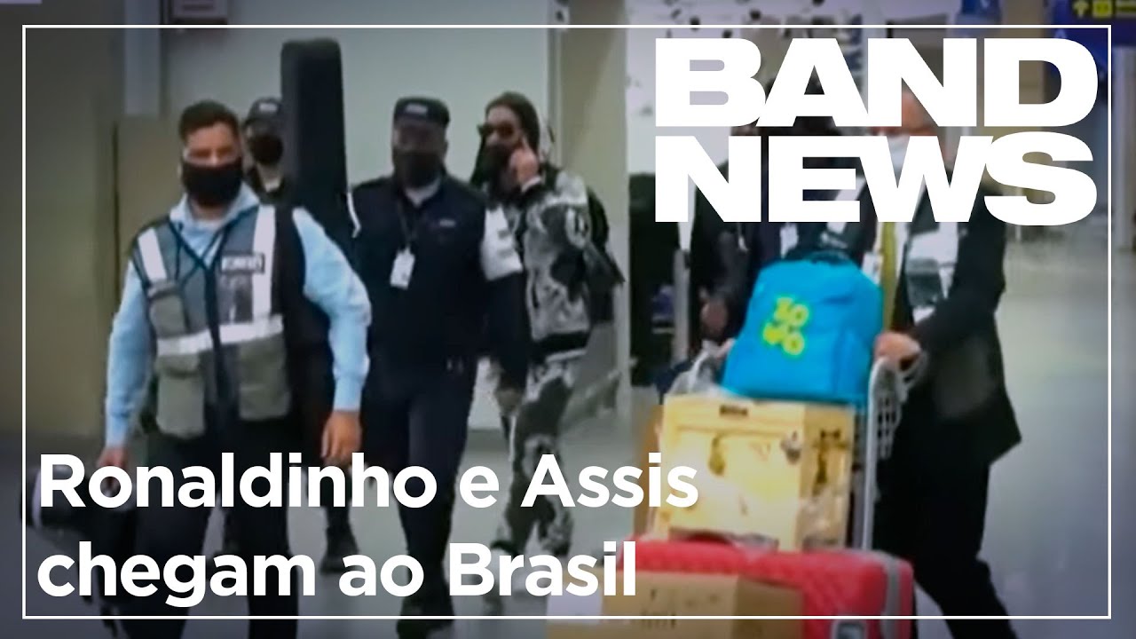 Notícia Ronaldinho Gaúcho e Assis chegam ao Brasil