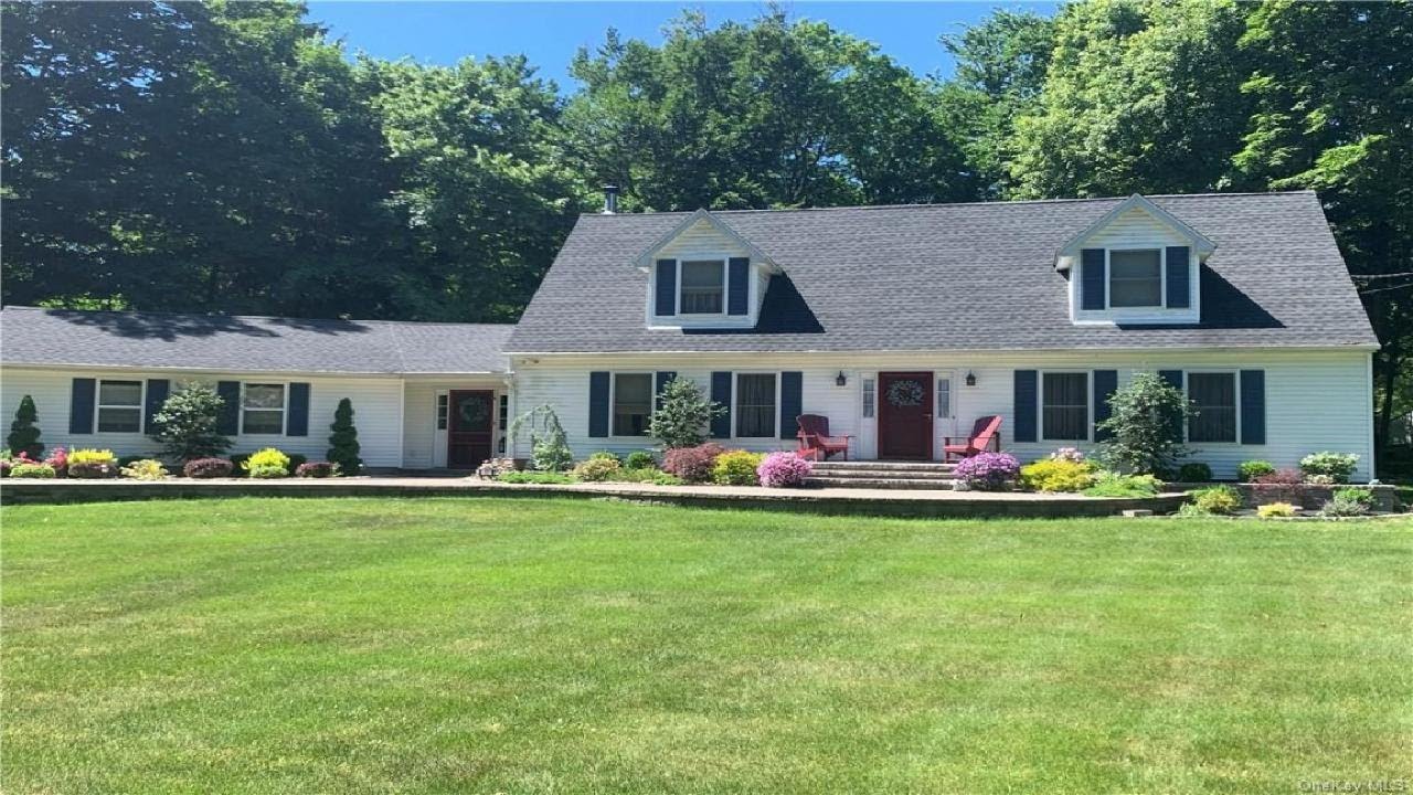 27 Algonquin Drive, Newburgh, NY Presented by Patricia "Treesh" Lucey