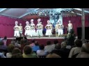 Rapa Nui's folk dance: Sau Sau & O Oe Te Vahine Anami folcloristico sinonimo