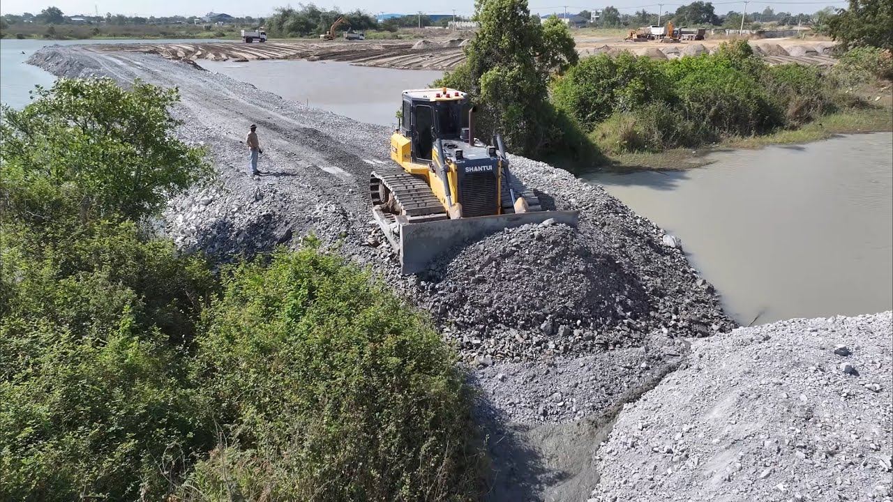 Amazing!! The rock filling project is connected with a SHANTUI Bulldozer, pushing it expertly