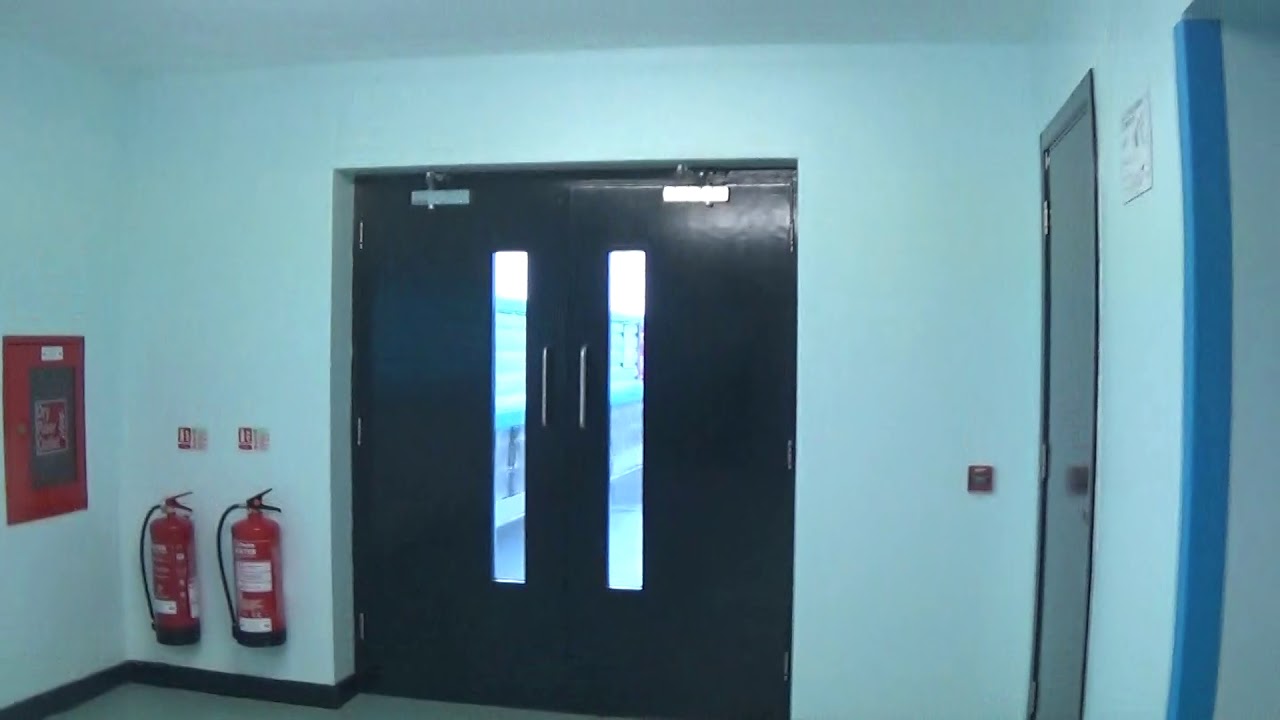 Лифт Otis Gen2 на парковке торгового центра Bow Street