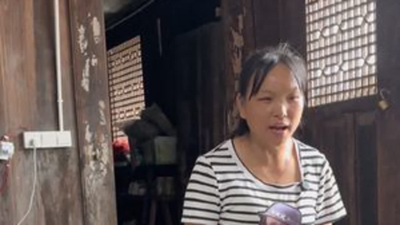 叫我春哥把我兔子卷上面那个草皮铺起来我是不敢上去的#记录农村真实生活