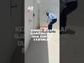 Kennedy Jr kap gjarpërinjtë me duar, qesh kur e kafshojnë