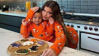 Kylie Jenner : Halloween Cookies with Stormi