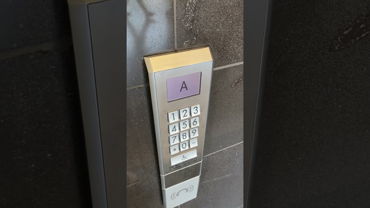 Schindler Miconic 10: диспетчерская — с использованием вызывной станции (Schindler ID) — 