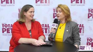 2 Hounds Design at Backer's Total Pet Expo 2013