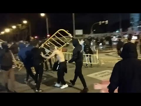 Vidéo: Différence Entre émeute Et Protestation