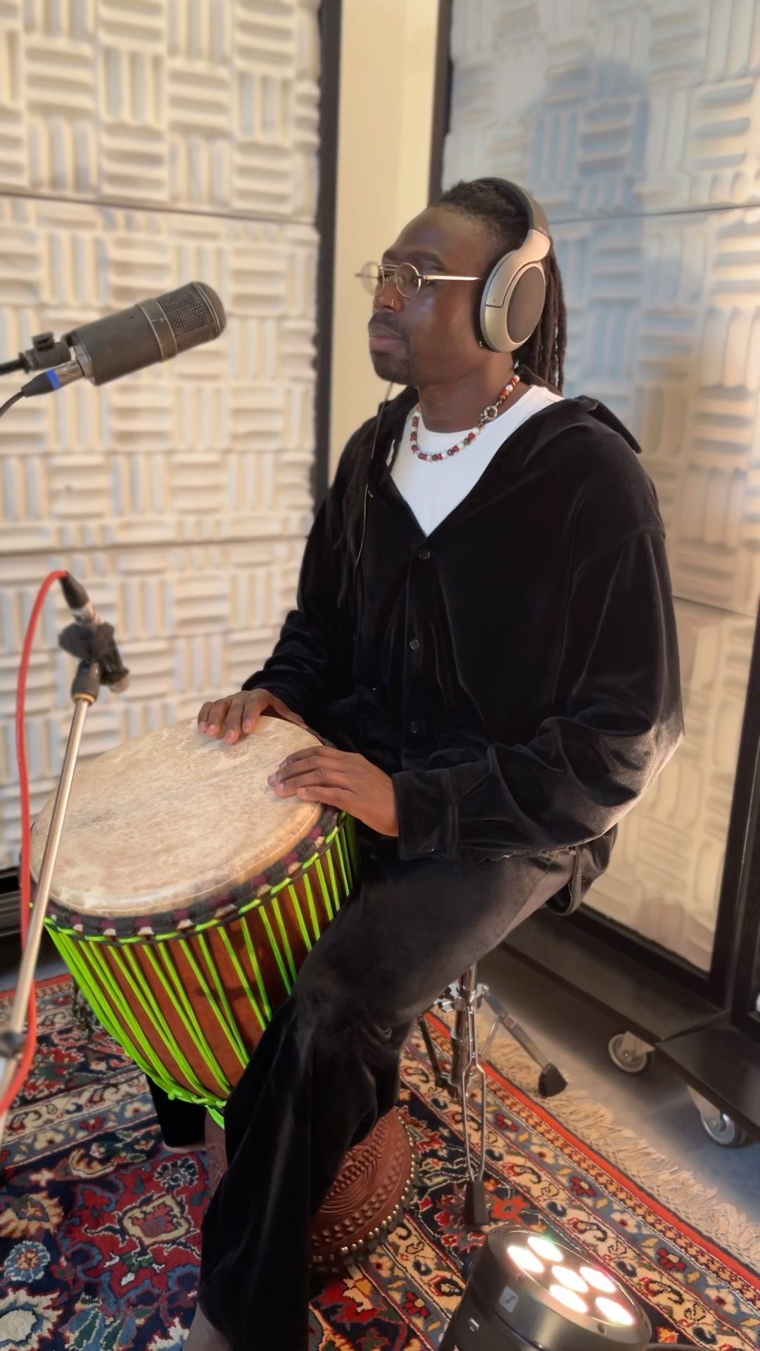 Khadim Seck beim Trommeln