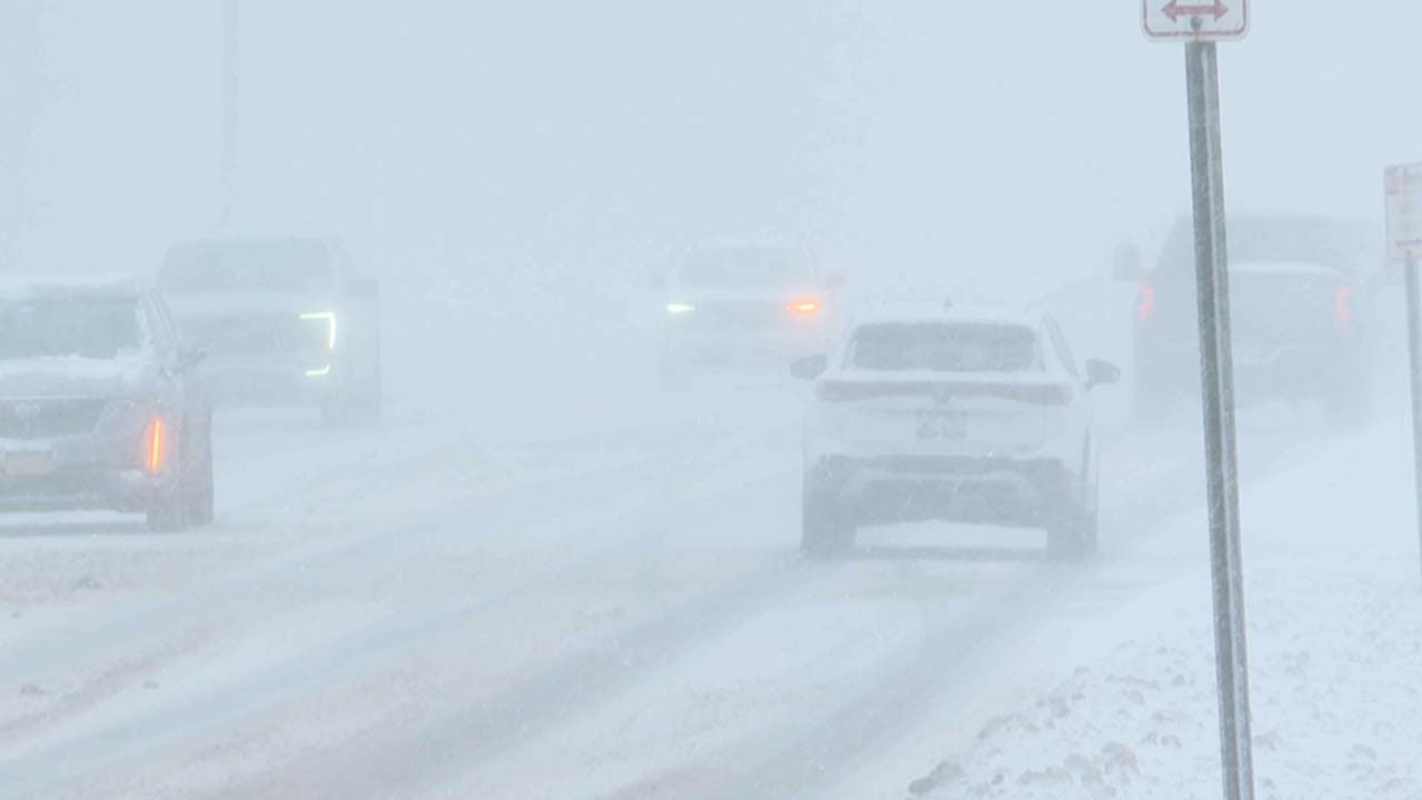 Lake effect snow, strong winds hit the Southtowns - YouTube
