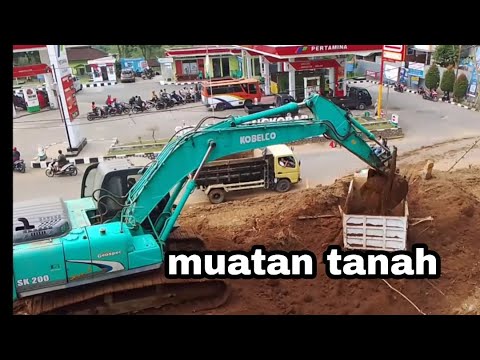 excavator muat tanah ke mobil