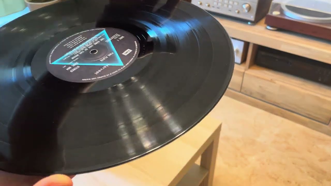 Cамое важное при покупке б/у винила! Открыли - оценили.