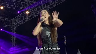 Lamunan - Happy Asmara Konser - Wong bagus age nyedhak o ing sandhingku. Nyawang manising esemu