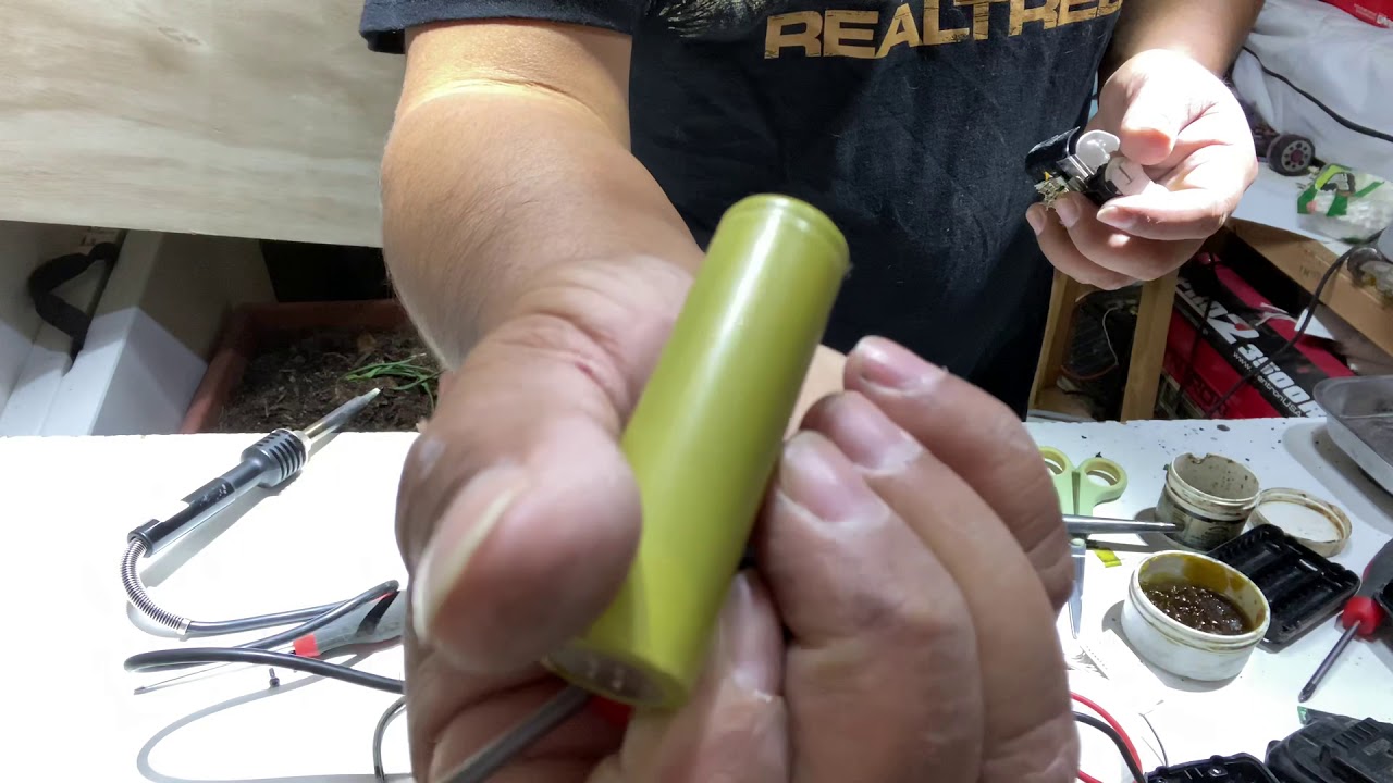 Cómo reparar una batería DeWalt de 12v - YouTube