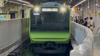 【4K高画質】【JR山手線外回り始発列車】E235系0番台ﾄｳ46編成が山手線新宿・池袋方面行きとして原宿駅2番線に到着停車するシーン（0403G）2026.7.16.4:38