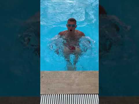 Бассейн оказался коротковат) Плаваю в бассейне в Турции.🏊🏽‍♂️ Swimming pool in Turkey #shorts