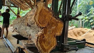 Solid teak wood processed with a traditional sawing machine