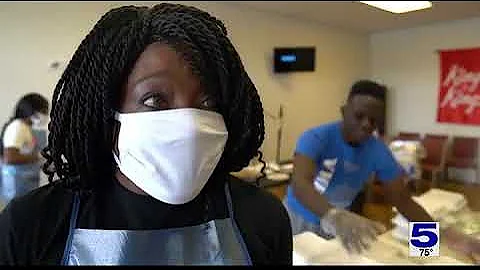 Nonprofit hands out Thanksgiving meals to seniors