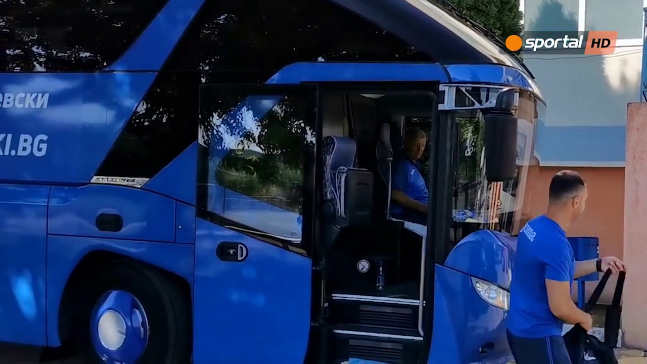 Отборът на Левски пристигна на стадион 