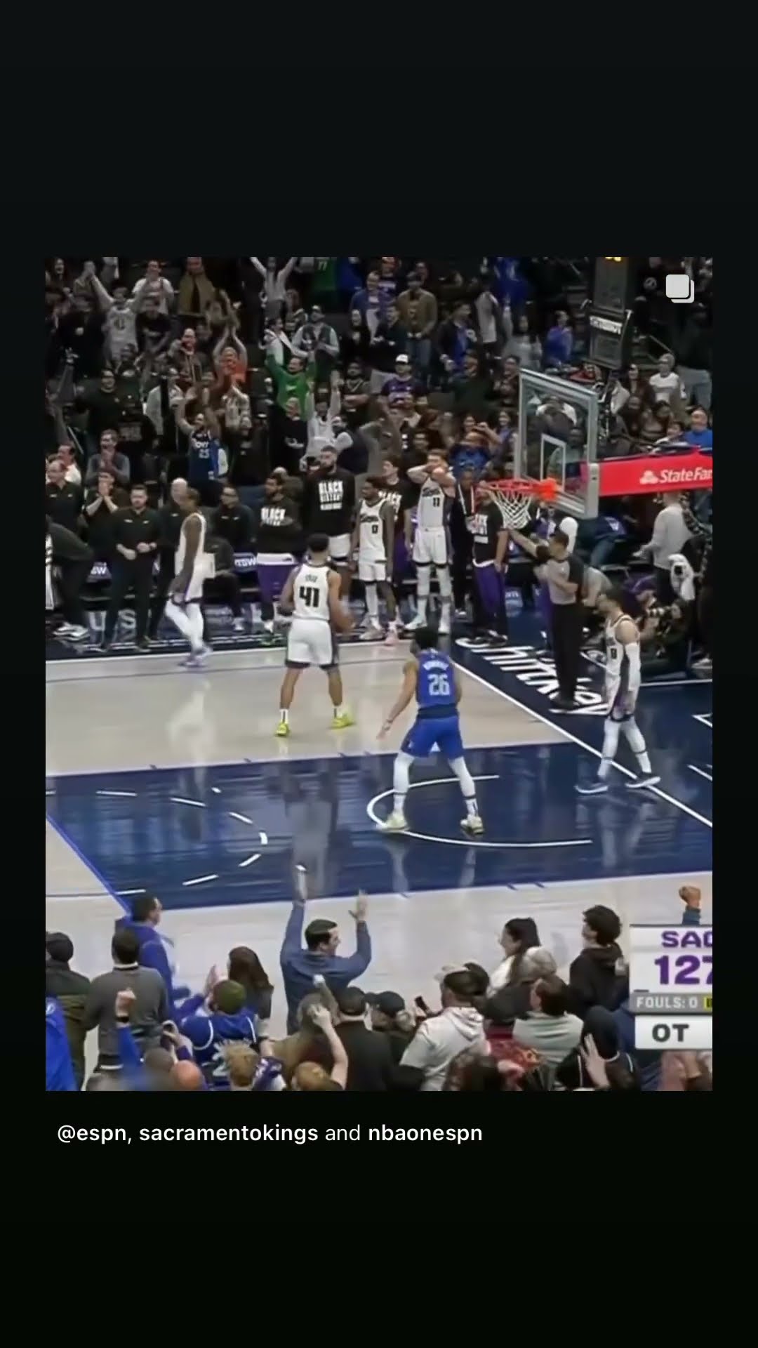 Clutch 3 #hoodnews #klaythompson #mavs #trending #viralvideo #basketball #nba #how #wow #clutch #omg