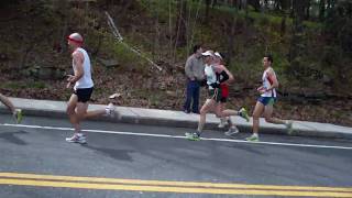2010 Boston Marathon Fast Men at Mile 8 (HD)