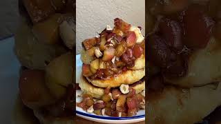 оладки з карамелізованими яблуками // pancakes with caramelized apples.