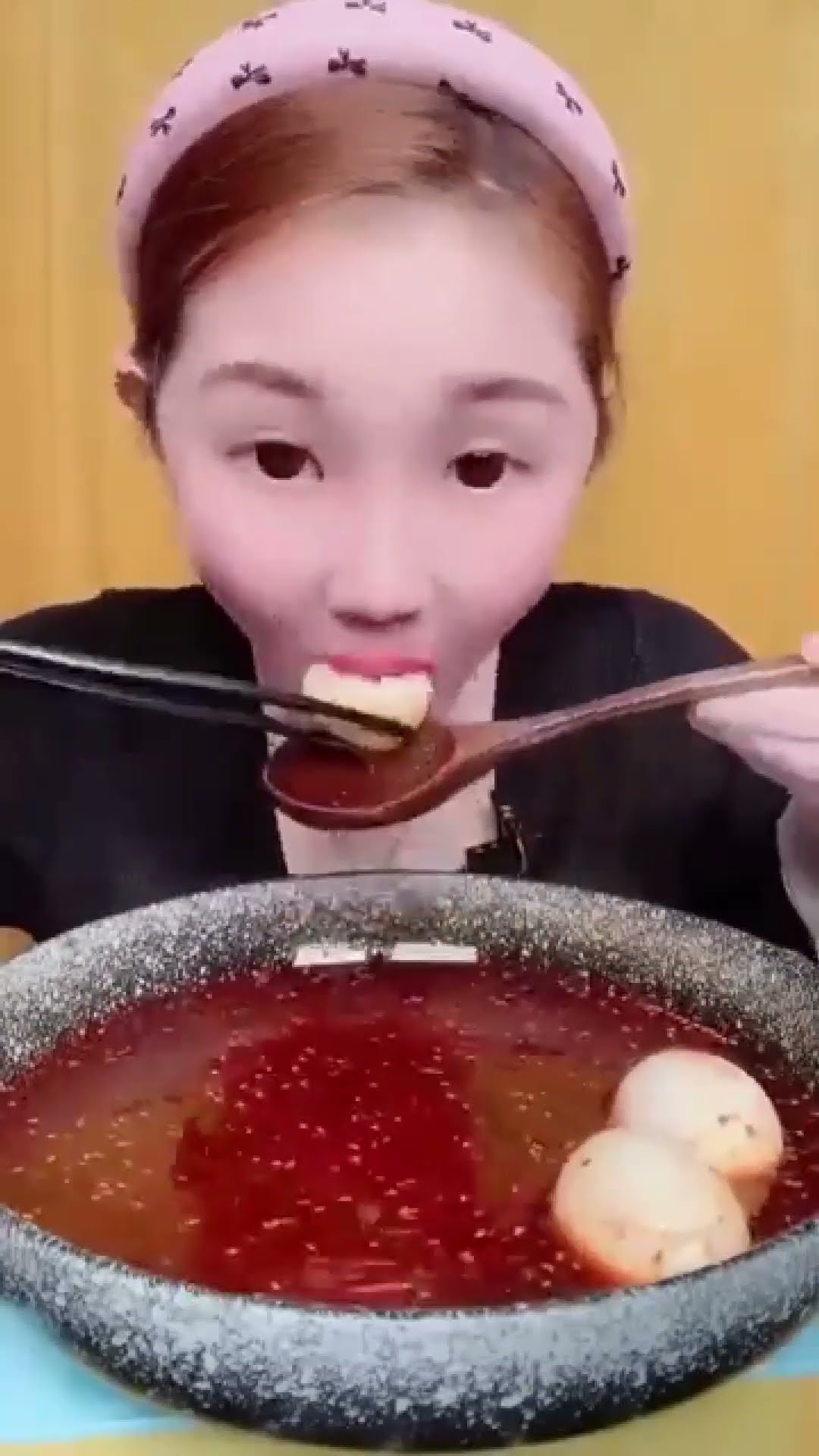 SH - Duet with Hot Tiktoker eat egg || Thi đua ăn trứng #shorts