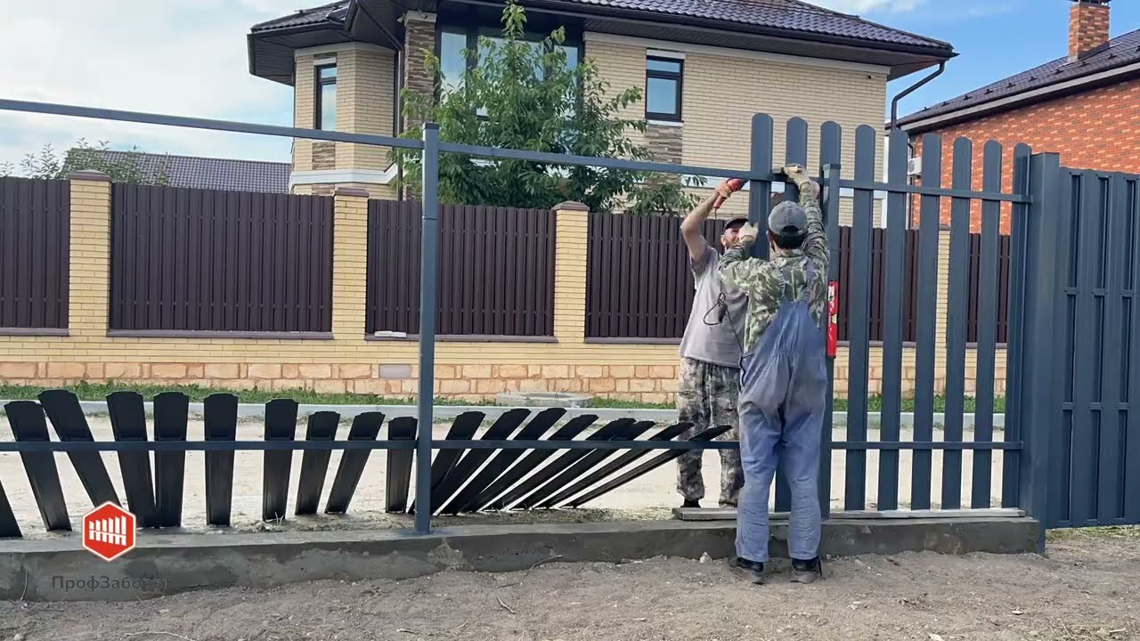Установка забора из евроштакетника шахматка - YouTube