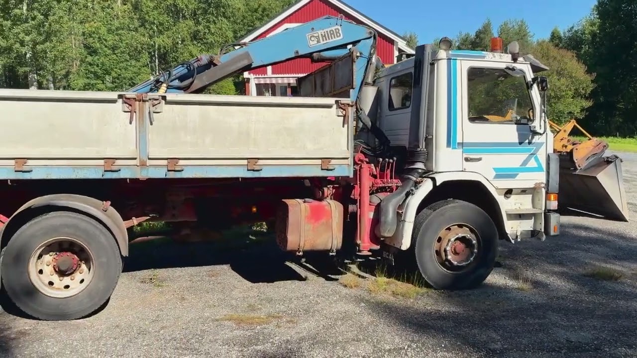 Lastbil med tippflak och kran SCANIA P82H 4X2 42