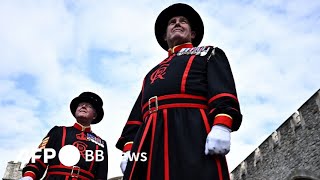 ロンドン塔護衛兵に新制服 英国王のシンボルマーク入り（2023年4月撮影）