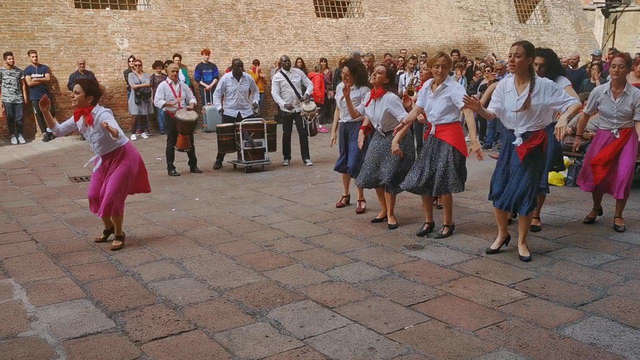 Il gran ballo della Liberazione in piazza a Bologna - YouTube