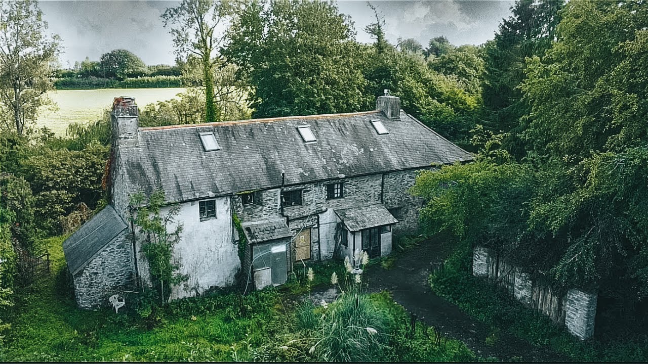 TERRIFYING PARANORMAL ACTIVITY IN THE MOST INCREDIBLE ABANDONED HOUSE WE'VE EVER SEEN