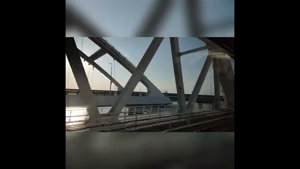 Крымский мост из окна поезда Крымский мост из окна поезда