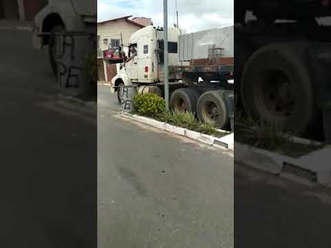 Carreta com carga pesada transita em Bebedouro   Linhares