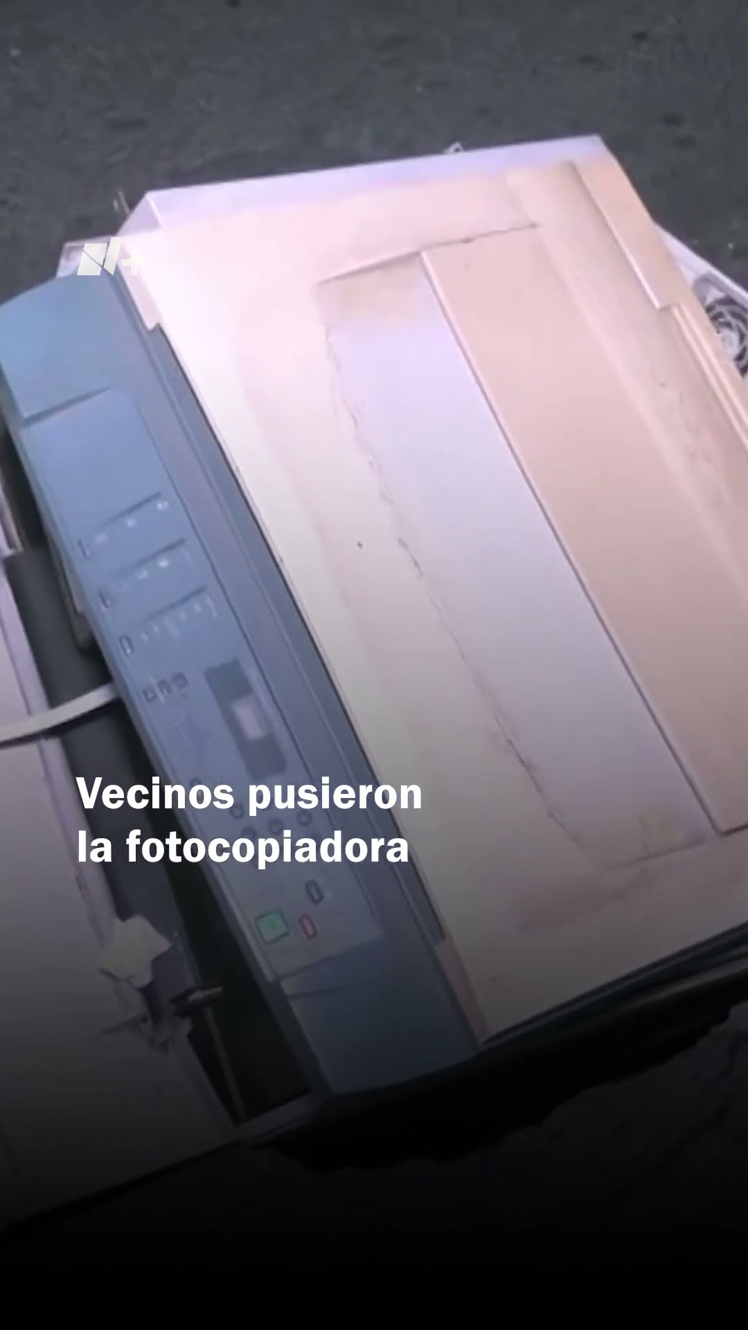 Vecinos usan fotocopiadora para tapar socavón en Azcapotzalco - N+ #Shorts