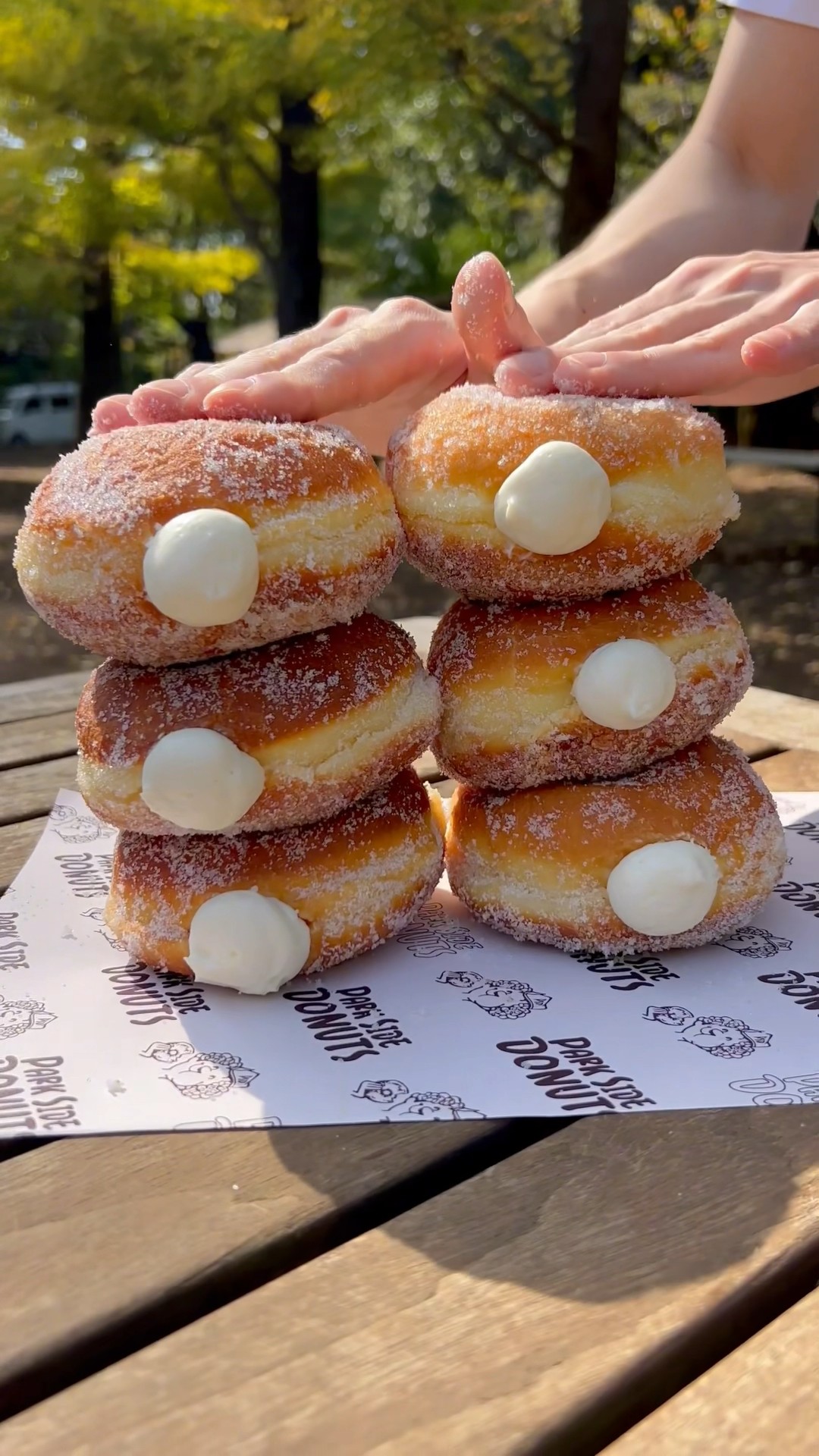 絶品ドーナツ】公園で食べる自家製チーズクリームドーナッツ Cheese