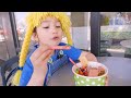 Aventura comiendo Sweet Frozen Yogurt con Frutas S3:E86