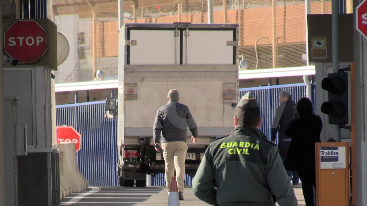 Aduana comercial Ceuta-Marruecos: cruza un camión