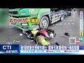 【每日必看】碰!疑被擋住視線女騎士 遭曳引車撞倒拖行揚起煙塵 20240509