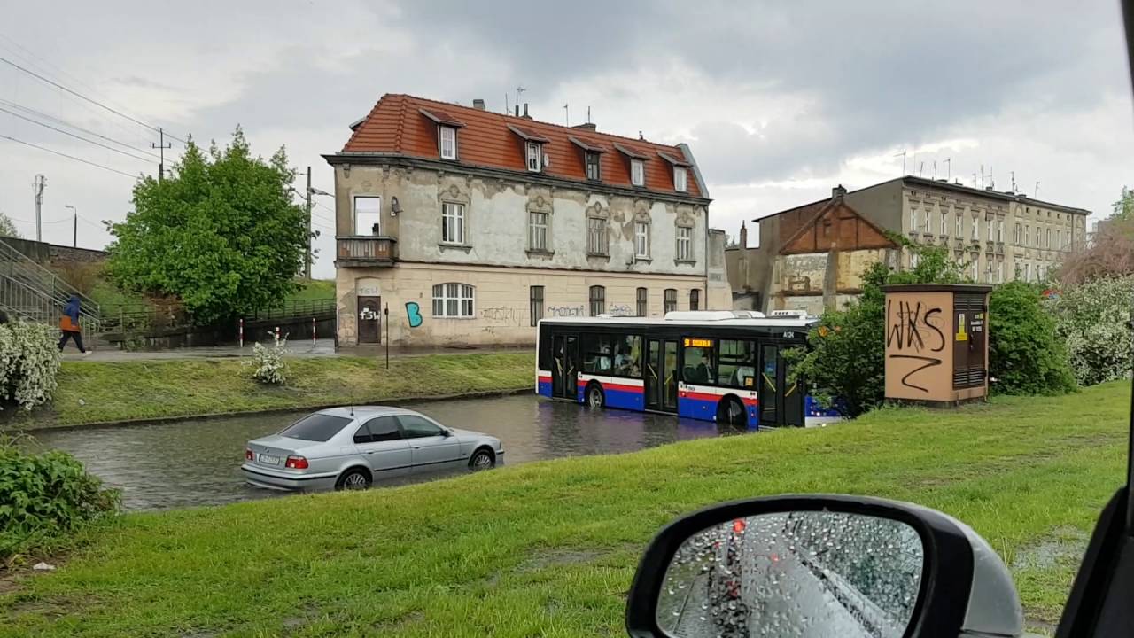 Autobus plynie po Grunwalskiej w Bydgoszczy