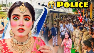 *NO MIRROR* Make Up Challenge in India's Fastest TRAIN 😱 *POLICE* Aa Gaya 😭 *OMG* Gone Wrong