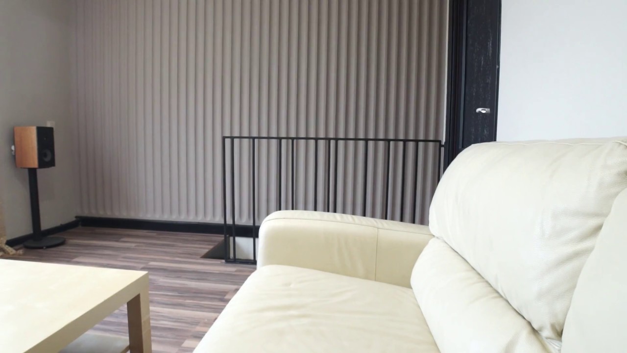 Рельефные панели Rifinitura Cannelure в простом частном интерьере.