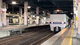 JR「金沢駅」に到着する521系普通列車2両編成と683系4000番台