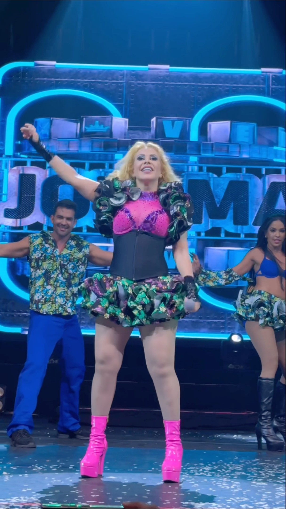 Joelma se despedindo dos fãs, depois de cantar e dançar por quase duas horas