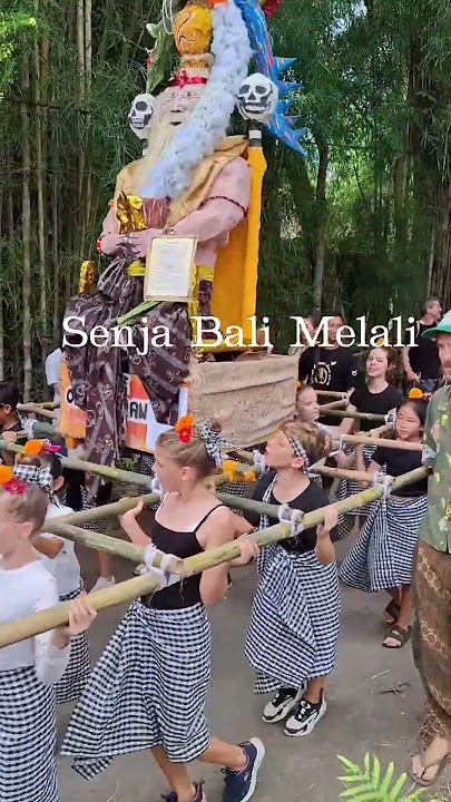 Anak anak Bule semangat ngarak ogoh ogoh dengan kentongan bambu sebagai gamelan