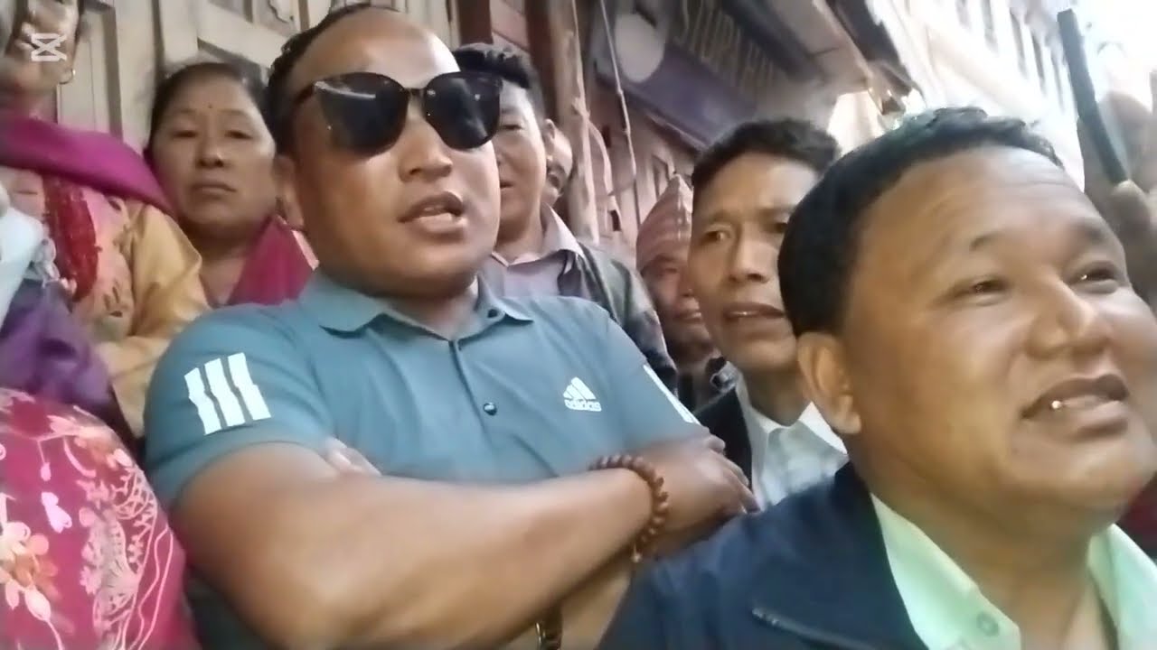 भोक लाग्यो भने थकाली जाउ । आफ्नै पैसा तिरेर खाउ मेरो छेउमा बसेर नकराउ