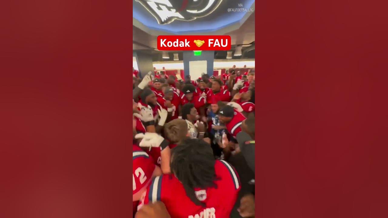 Kodak Black got the FAU locker room fired up 🔥 (via faufootball/IG) #cfb 