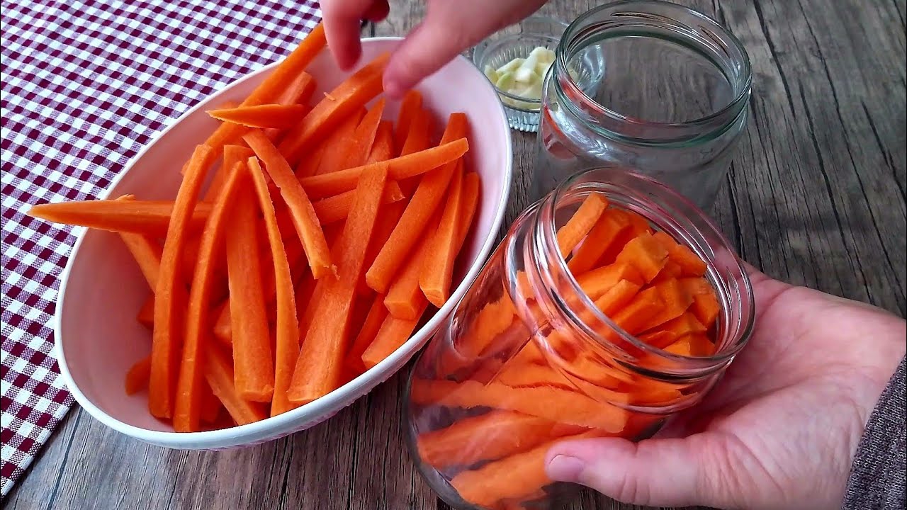 Морковь в соленой воде. Морковные палочки. Соленая морковь. Морковь которая в баночках. Закуска в виде морковки.