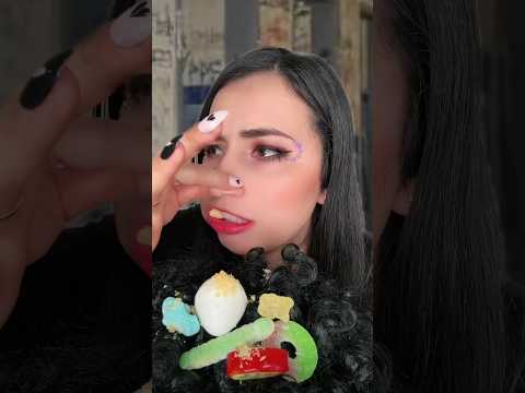 Asmr - Amiga com doces no cabelo no banheiro fedido da escola